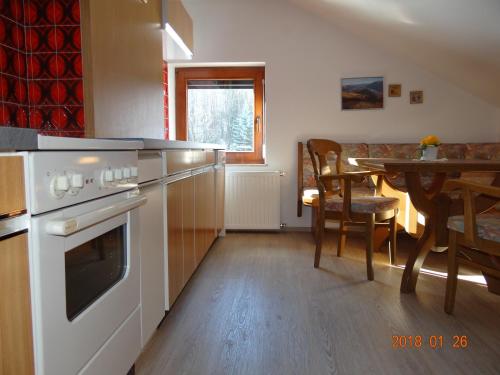 A kitchen or kitchenette at Gästehaus Walch-Riml