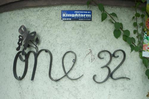 a sign on the side of a wall that says zoo at One32 Guesthouse Paradise in Kingston