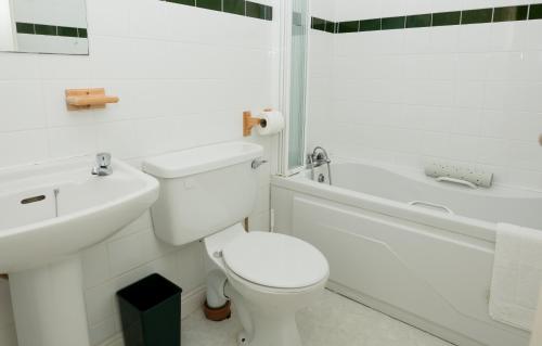 Ванная комната в Moore Bay Holiday Homes by Trident Holiday Homes