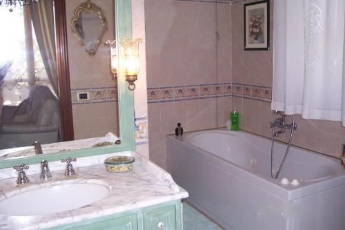 Kylpyhuone majoituspaikassa Villa Carmen on Etna