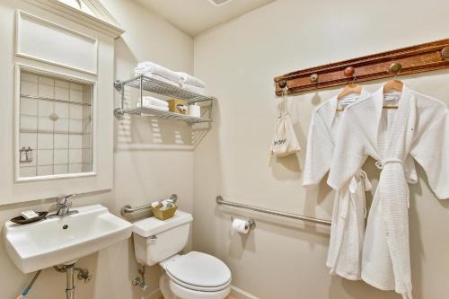 Bilik mandi di Mill Valley Inn