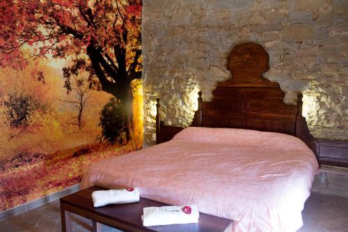サン・ジュリア・デ・ヴィラトルタにあるGallaretの石壁のベッドルーム1室(ベッド1台付)