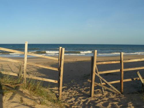 Пляж на территории комплекса для отдыха или поблизости