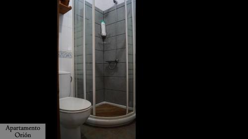 托雷霍內爾魯維奧的住宿－Apartamentos Estrellas de Monfragüe，一间带卫生间和玻璃淋浴间的浴室