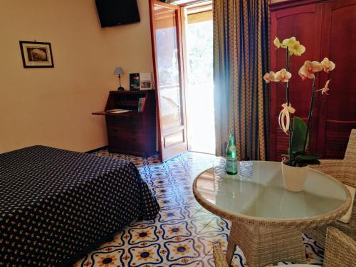 - un salon avec une table et une fenêtre dans l'établissement La Taverna del Leone, à Positano