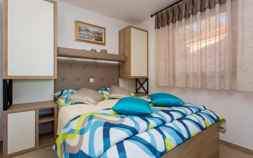 En eller flere senge i et værelse på Villa Ema