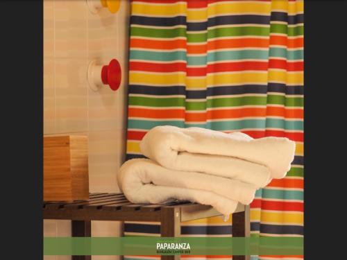 una pila di asciugamani seduta su una panchina in bagno di Agriturismo Paparanza a Valguarnera Caropepe