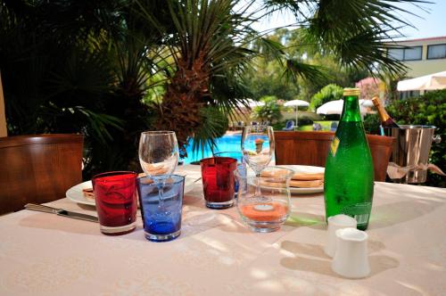 a table with glasses and a bottle of wine on it at Hotel Arbatasar in Àrbatax