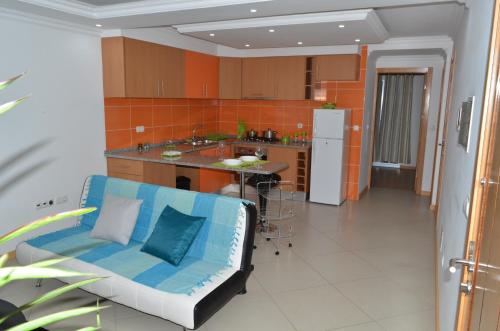 uma sala de estar com um sofá e uma cozinha em Dream Apartment em Praia
