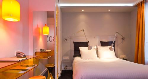 컬러 디자인 호텔 객실 침대