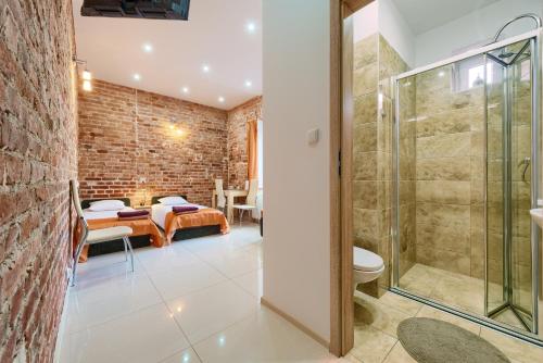 ein Bad mit Dusche und ein Schlafzimmer in der Unterkunft hostelswidnicka24 in Breslau