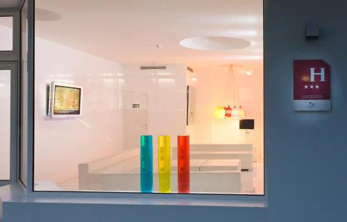 een raam met drie kleurrijke boeken in een kamer bij Color Design Hotel in Parijs
