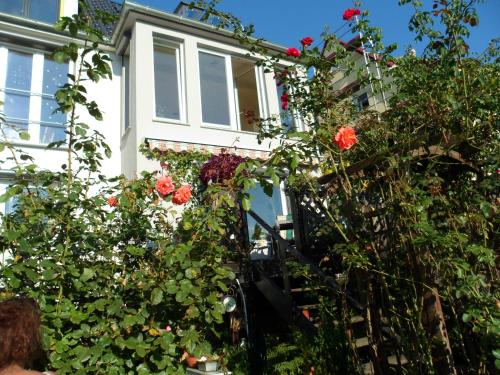 Un jardín fuera de Appartment Fasanenhof Klinikum und Uni nah mit Netflix
