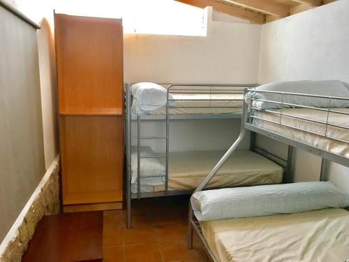 Casa Playa Gandia Centro I في غانديا: غرفة مع ثلاثة أسرة بطابقين في غرفة