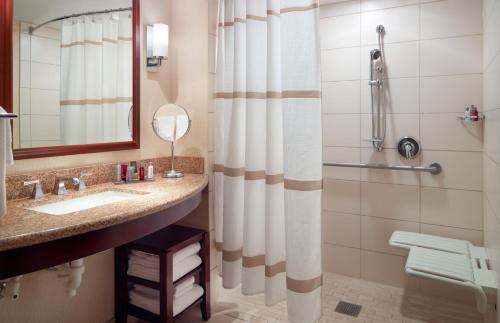 Ett badrum på Marriott Bloomington Normal Hotel and Conference Center
