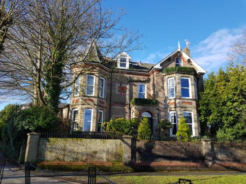 une vieille maison avec une clôture devant elle dans l'établissement Beggar's Knap, à Dorchester