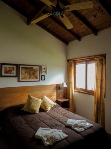 Un pat sau paturi într-o cameră la Rincon Grande Duplex