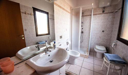 Phòng tắm tại Bosa Apartments "Attic On The River"