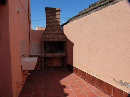 un pasillo vacío de un edificio con chimenea de ladrillo en Duplex Paraiso, en Villa Nueva