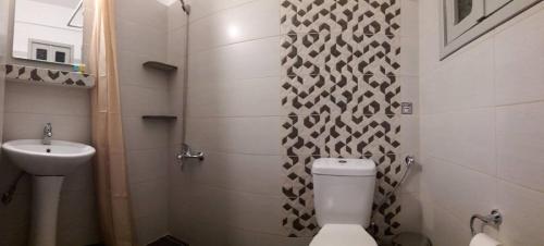 Bilik mandi di Anesi Rooms To Rent