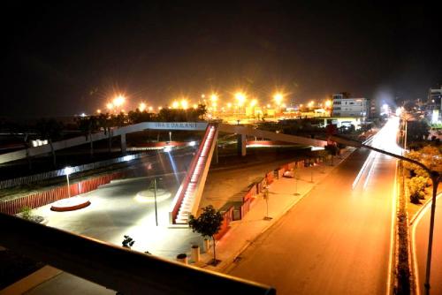 une ville la nuit avec des lampadaires et un pont dans l'établissement Maksimilian Apartament, à Durrës