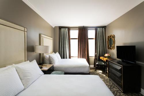 ein Hotelzimmer mit 2 Betten und einem TV in der Unterkunft Hotel Bijou - Union Square in San Francisco