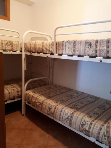 Poschodová posteľ alebo postele v izbe v ubytovaní Debora