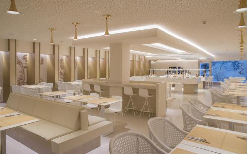 a rendering of a restaurant with tables and chairs at Hotel Lleó in Barcelona