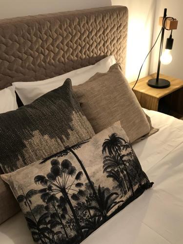 - un lit avec une couverture et des oreillers noirs et blancs dans l'établissement Holiday Cascais Apartment, à Cascais