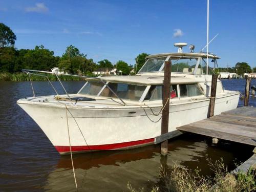 een boot aangemeerd op een dok in het water bij Cajun Inn Motel in Galliano