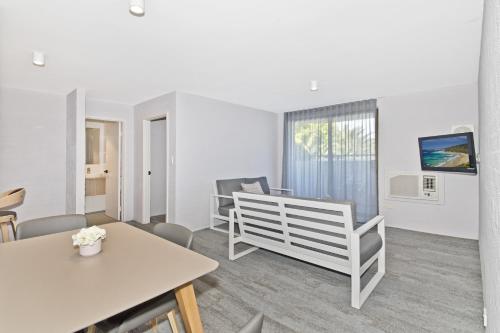 TV a/nebo společenská místnost v ubytování Atrium Hotel Mandurah