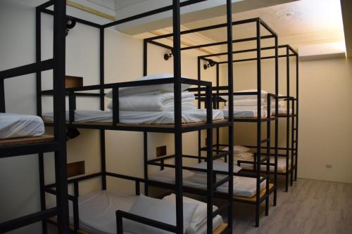 a group of bunk beds in a room at 履舍民宿Footinn in Taitung City