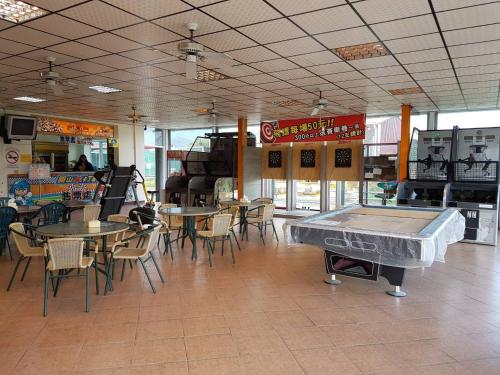 una habitación con mesas y una mesa de ping pong en un restaurante en Guanshan Falcon, en Guanshan