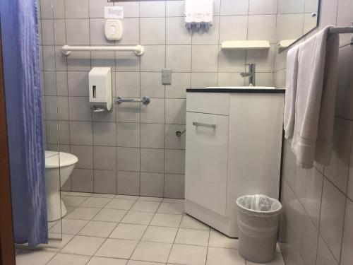 uma casa de banho com um WC, um lavatório e um WC. em Pooraka Motor Inn em Mawson Lakes