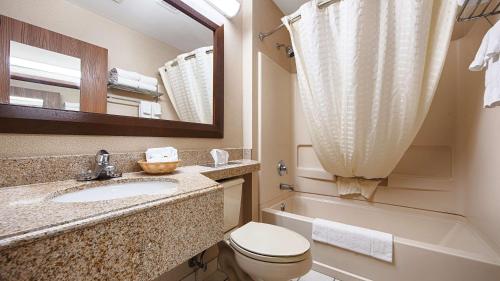 Bathroom sa Best Western Crown Inn & Suites - Batavia