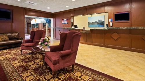 a waiting room with two chairs and a waiting desk at Best Western Plus Wilkes Barre Center City in Wilkes-Barre