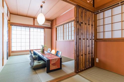 una oficina con escritorio en una habitación con ventanas en Bijou Suites Ikoi en Osaka