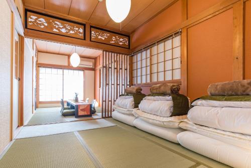 Habitación con 2 camas grandes en una habitación en Bijou Suites Ikoi en Osaka