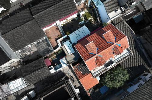 an overhead view of a row of buildings at Suzhou Houlishenghuo Guesthouse in Suzhou