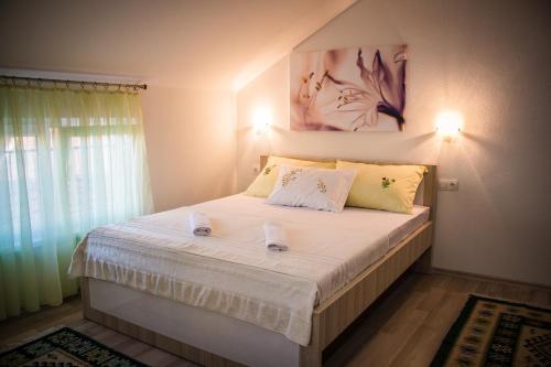 ein Schlafzimmer mit einem Bett mit zwei Handtüchern darauf in der Unterkunft Apartments City Paradise in Mostar