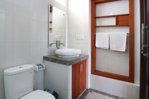 Koupelna v ubytování Kondra Premiere Guest House Kuta