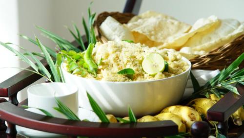 卡尔佩特塔Woodrose Resort的盘子,面包和一碗食物