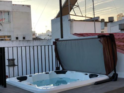 una vasca da bagno posta in cima a un balcone di Mateo Alemán 22 a Siviglia