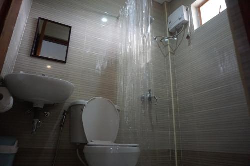 uma casa de banho com um WC, um lavatório e um chuveiro em Lugano Bed and Breakfast em Santa Ana