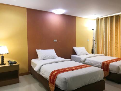 Postel nebo postele na pokoji v ubytování Toh Buk Seng Ayutthaya Hotel
