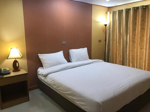 Postel nebo postele na pokoji v ubytování Toh Buk Seng Ayutthaya Hotel