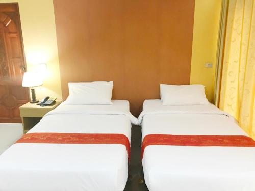 Postel nebo postele na pokoji v ubytování Toh Buk Seng Ayutthaya Hotel