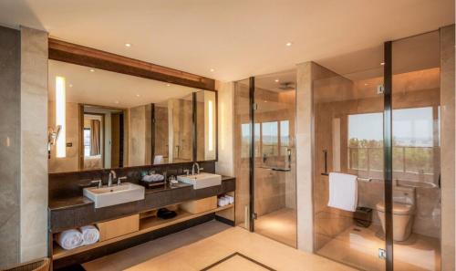 Koupelna v ubytování Radisson Blu Hotel Wuhan ETD Zone