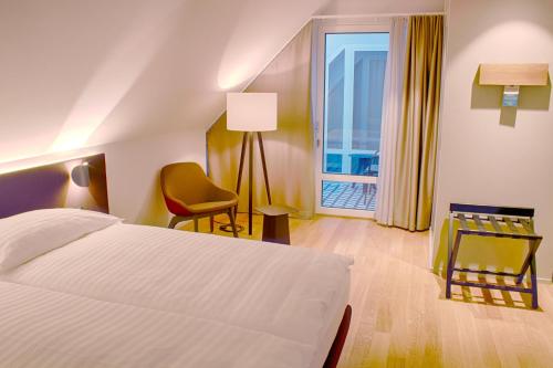 ein Hotelzimmer mit einem Bett und einem Fenster in der Unterkunft Gasthof Mühle in Aesch