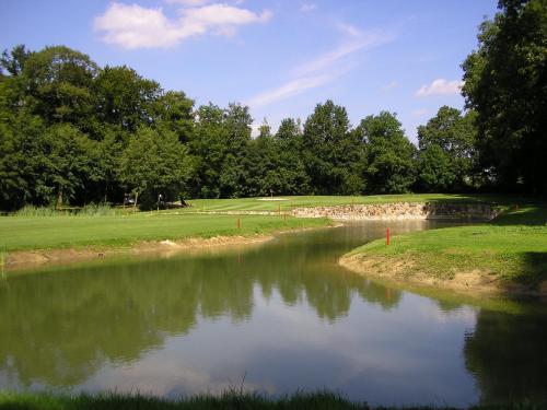a view of a golf course with a pond at Best Western Premier Seehotel Krautkrämer in Münster